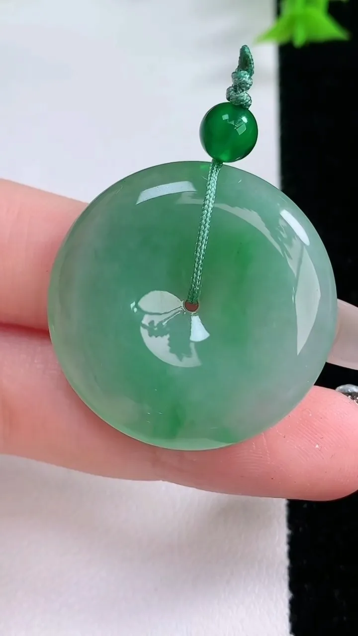 天然A货翡翠平安扣吊坠，尺寸31-5.4，重量:11.89g
1月27日