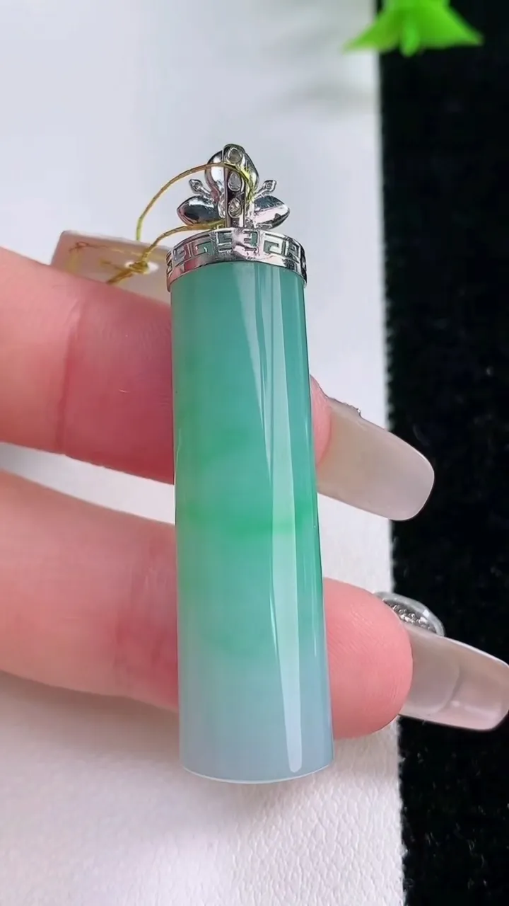 天然A货翡翠平安柱吊坠，尺寸42.3-11.2-8.6，重量:12.06g
1月27日