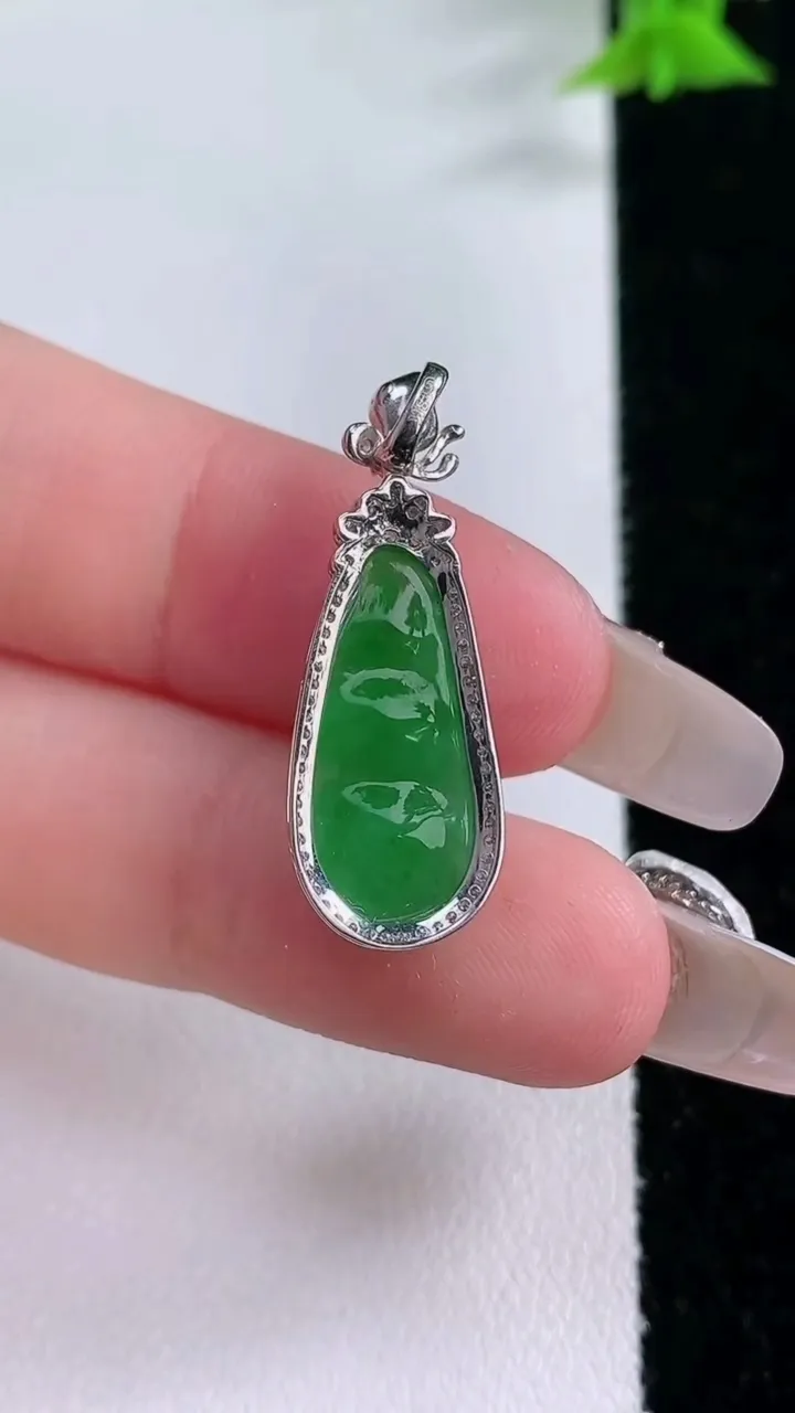 天然A货翡翠福豆吊坠，尺寸28.3-10.2-5.8，裸石18.3-7.8重量:1.84g
1月27日