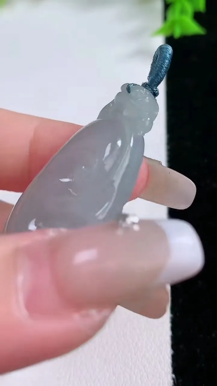 天然A货翡翠如意吊坠，尺寸41.7-22-7.8，重量:14.24g
1月27日