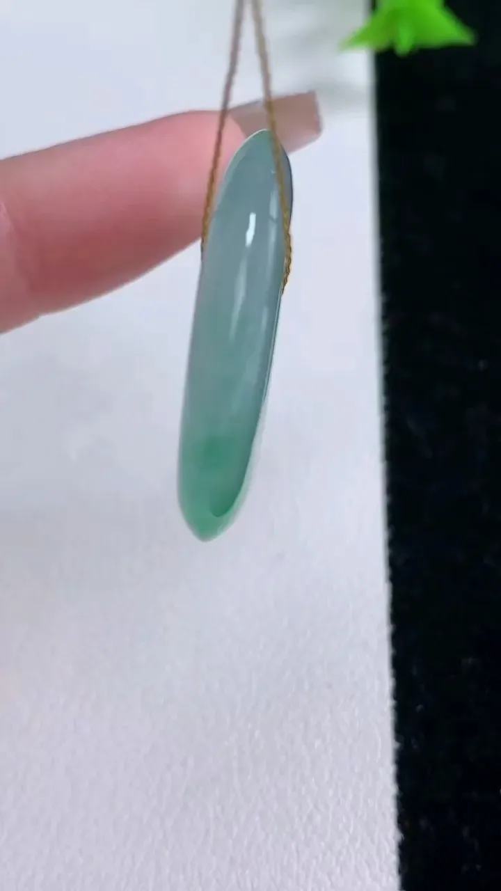 天然A货翡翠平安扣吊坠，尺寸29-5，重量:9.24g
1月27日