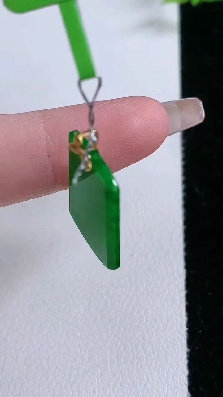 天然A货翡翠无事牌吊坠，尺寸20-14.6-1.4，重量:1.70g
1月27日