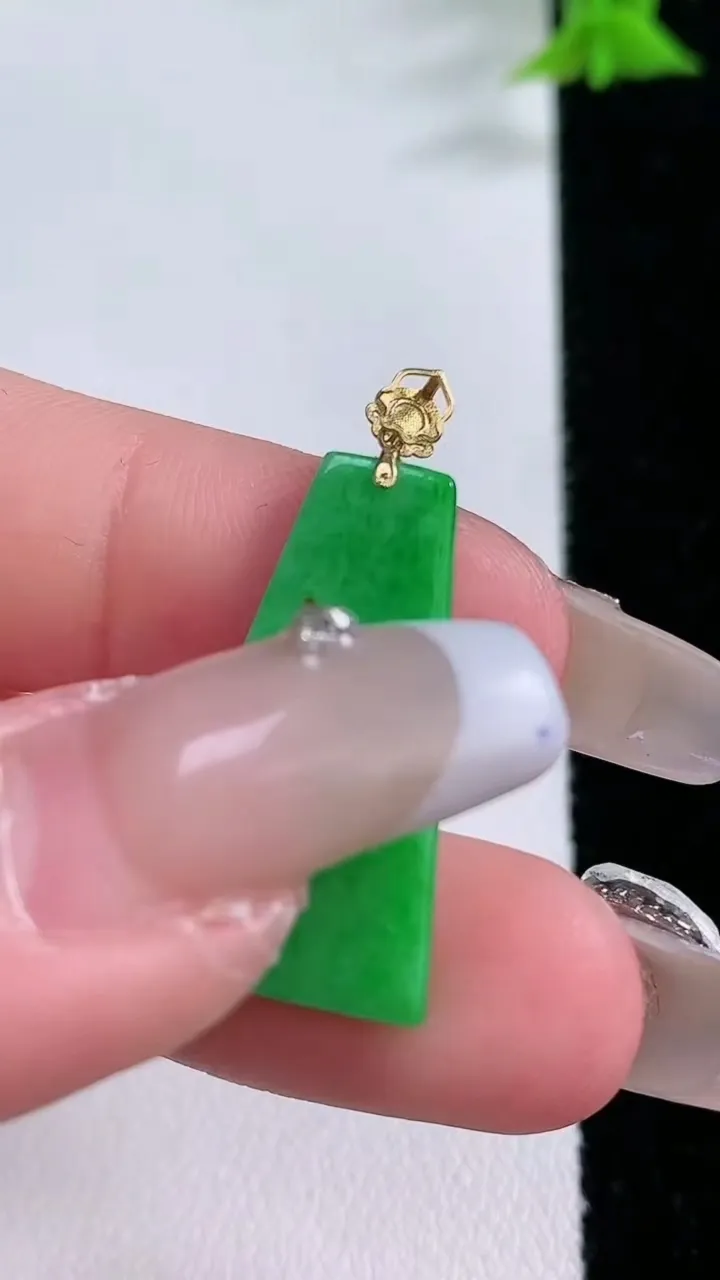 天然A货翡翠无事牌吊坠，尺寸25.2-13.6-2，重量:2.00g
1月27日