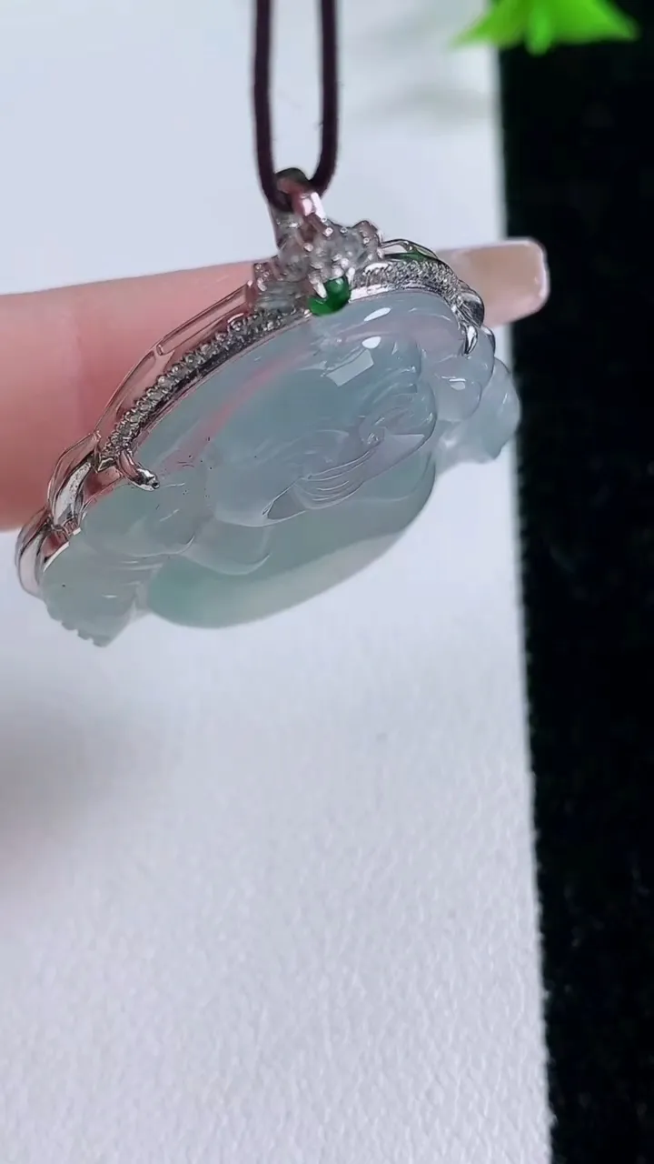 天然A货翡翠佛公吊坠，尺寸38-33-7.7，裸石28.8-31.6重量:10.06g
1月27日
