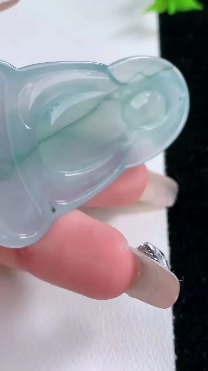 天然A货翡翠种飘花观音菩萨吊坠，尺寸51.7-34.2-6，重量:18.00g
1月27日