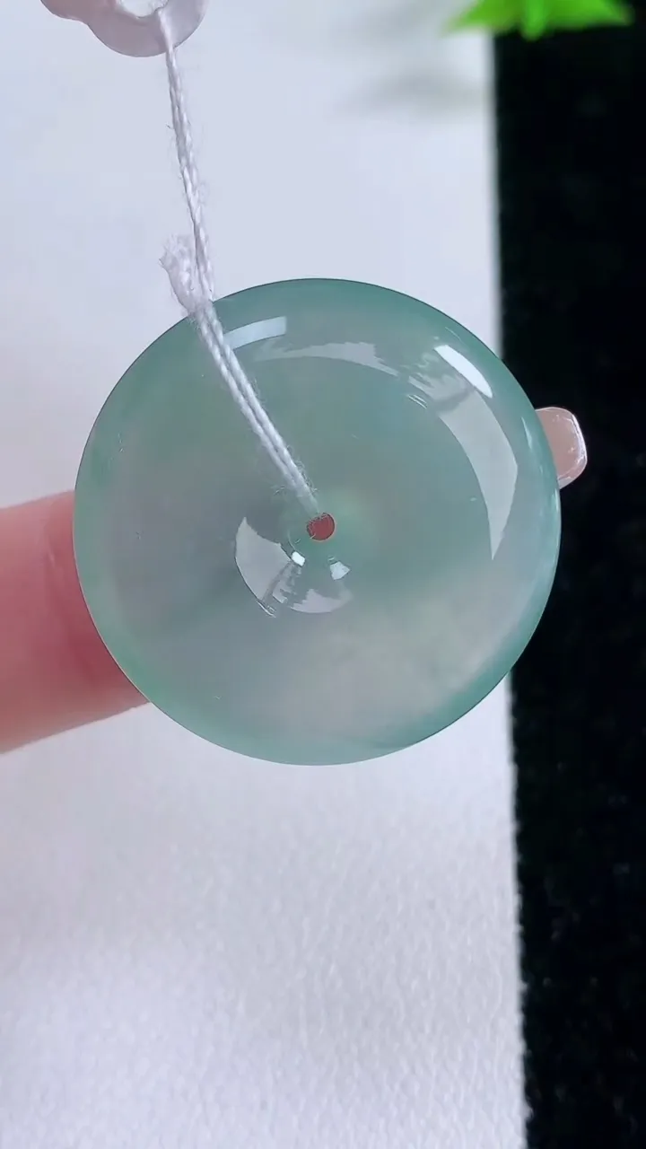 天然A货翡翠平安扣吊坠，尺寸25.4-6，重量:8.08g
1月27日