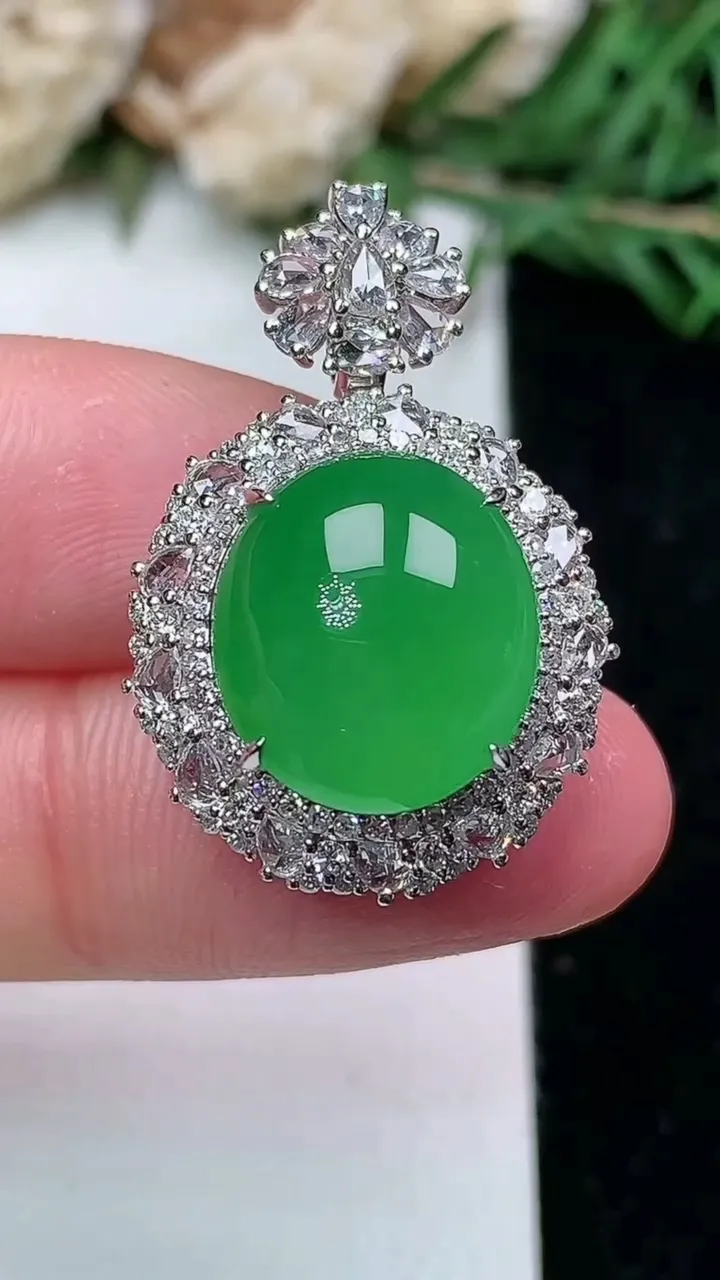 天然A货翡翠蛋面吊坠，尺寸28-18.9-14，裸石13.5-12，重量:8.05g
1月27日