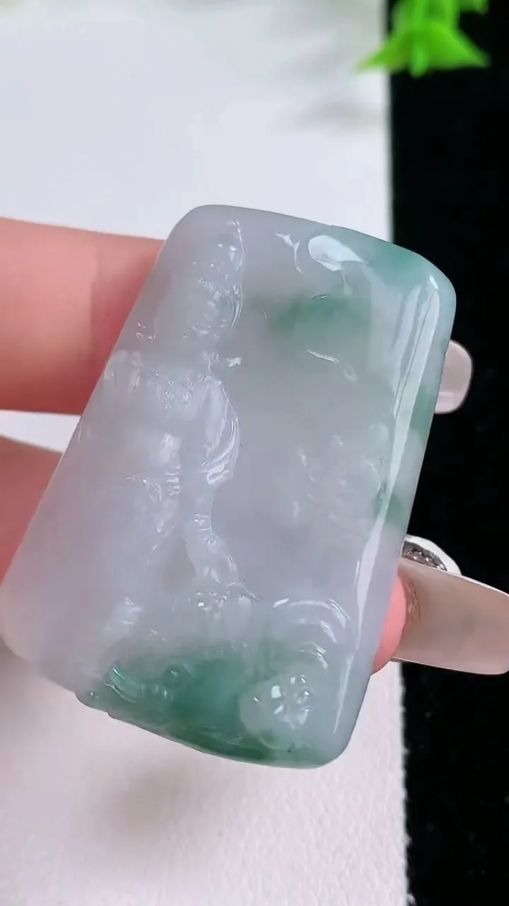 天然A货翡翠飘花普贤菩萨吊坠，尺寸40.4-28.8-6.5，重量:16.30g
1月27日