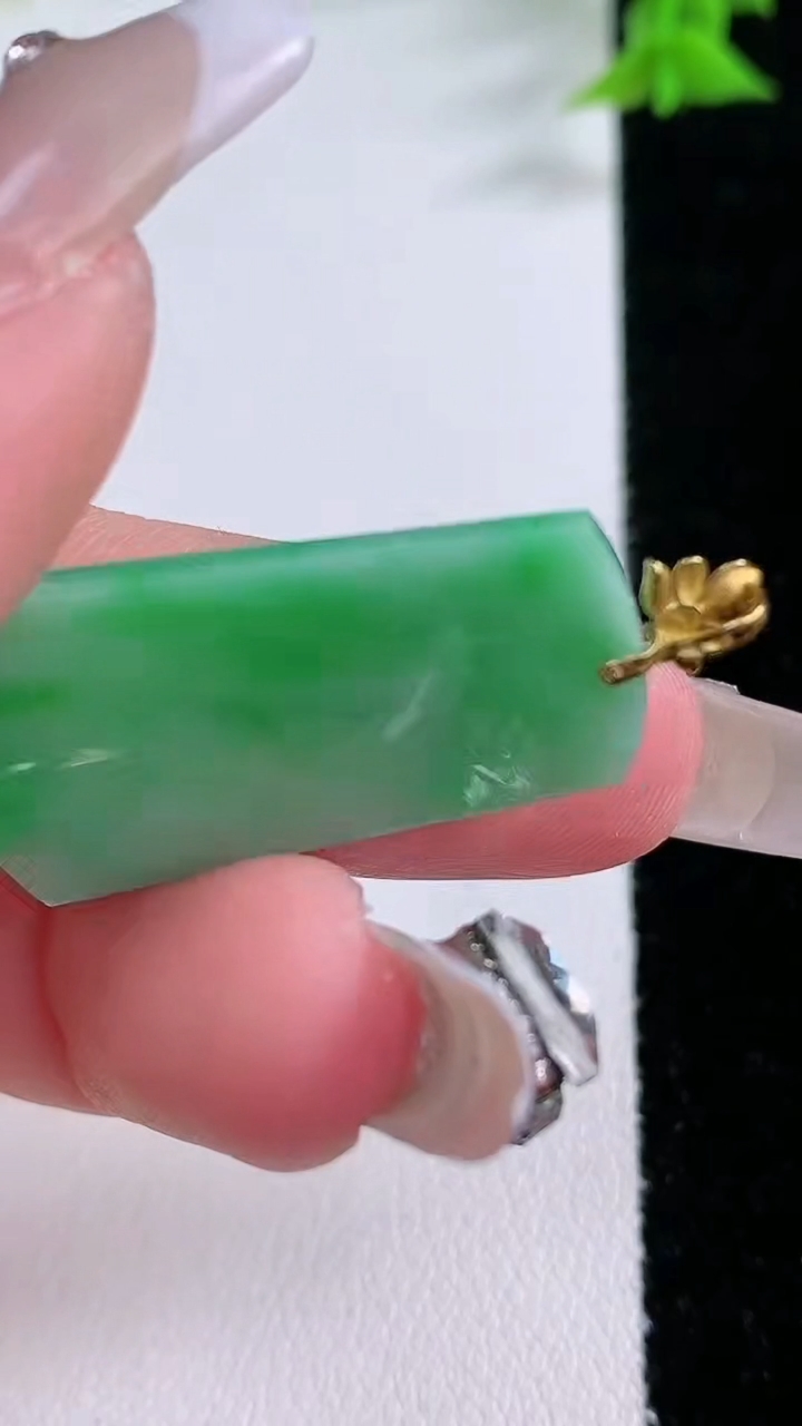 天然A货翡翠无事牌吊坠，尺寸29.8-15.8-4，重量:4.74g
1月27日