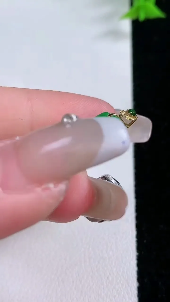 天然A货翡翠无事牌吊坠，尺寸25.2-13.6-2，重量:2.00g
1月27日