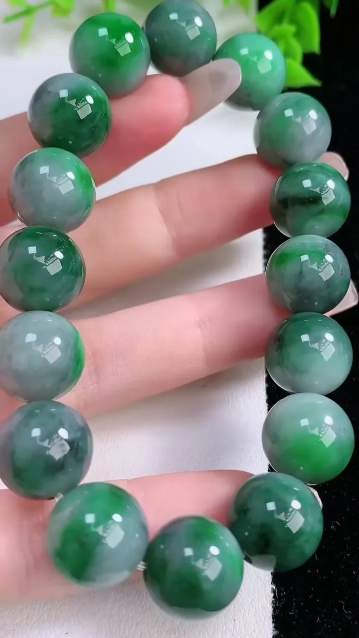 天然A货翡翠圆珠手串，尺寸12.6-16颗，重量:60.38g1月27日
工厂直销收藏佳品,种好水足，色泽均匀，有种有色，上手高大气！