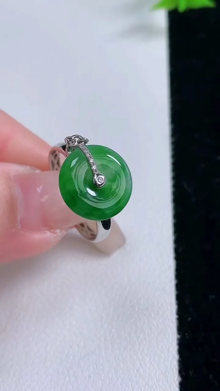 天然A货翡翠平安扣戒指，尺寸17.3-12-4.7，重量:2.43g2026年1月27日
工厂直销收藏佳品,种好水足，色泽均匀，有种有色，上手高大气！