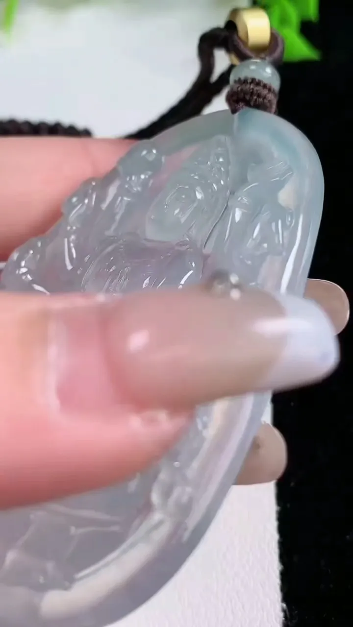 天然A货翡翠种白冰千手观音吊坠，尺寸69-46-5.7，重量:38.15g
1月27日