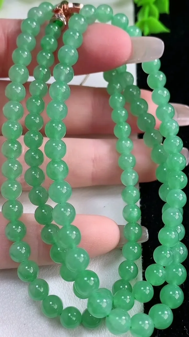 天然A货翡翠圆珠项链，尺寸5.6-111颗，重量:31.95g1月27日
工厂直销收藏佳品,种好水足，色泽均匀，有种有色，上手高大气！