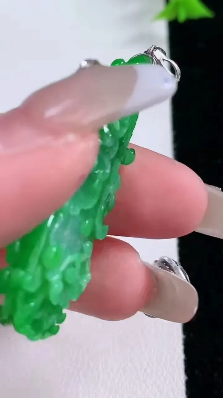 天然A货翡翠白菜吊坠，尺寸44-17-7，重量:9.04g
1月27日