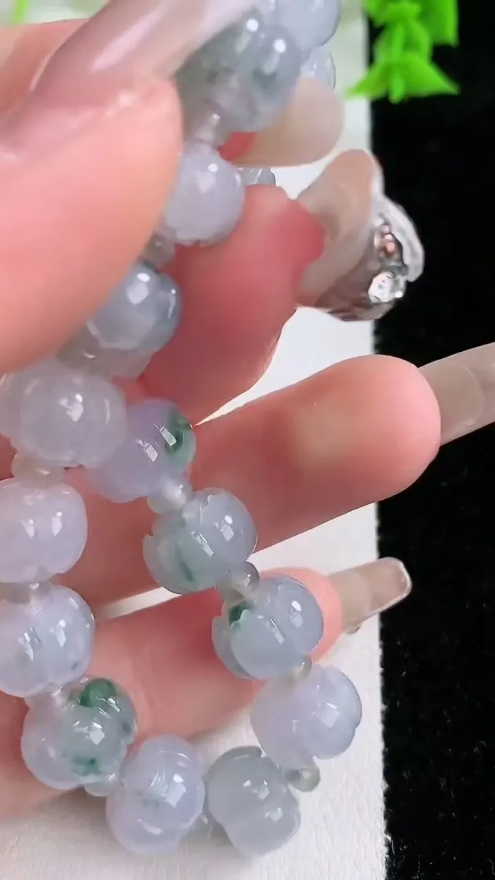 天然A货翡翠飘花莲花手串，尺寸10.4-7.8-18颗，重量:27.31g1月27日
工厂直销收藏佳品,种好水足，色泽均匀，有种有色，上手高大气！