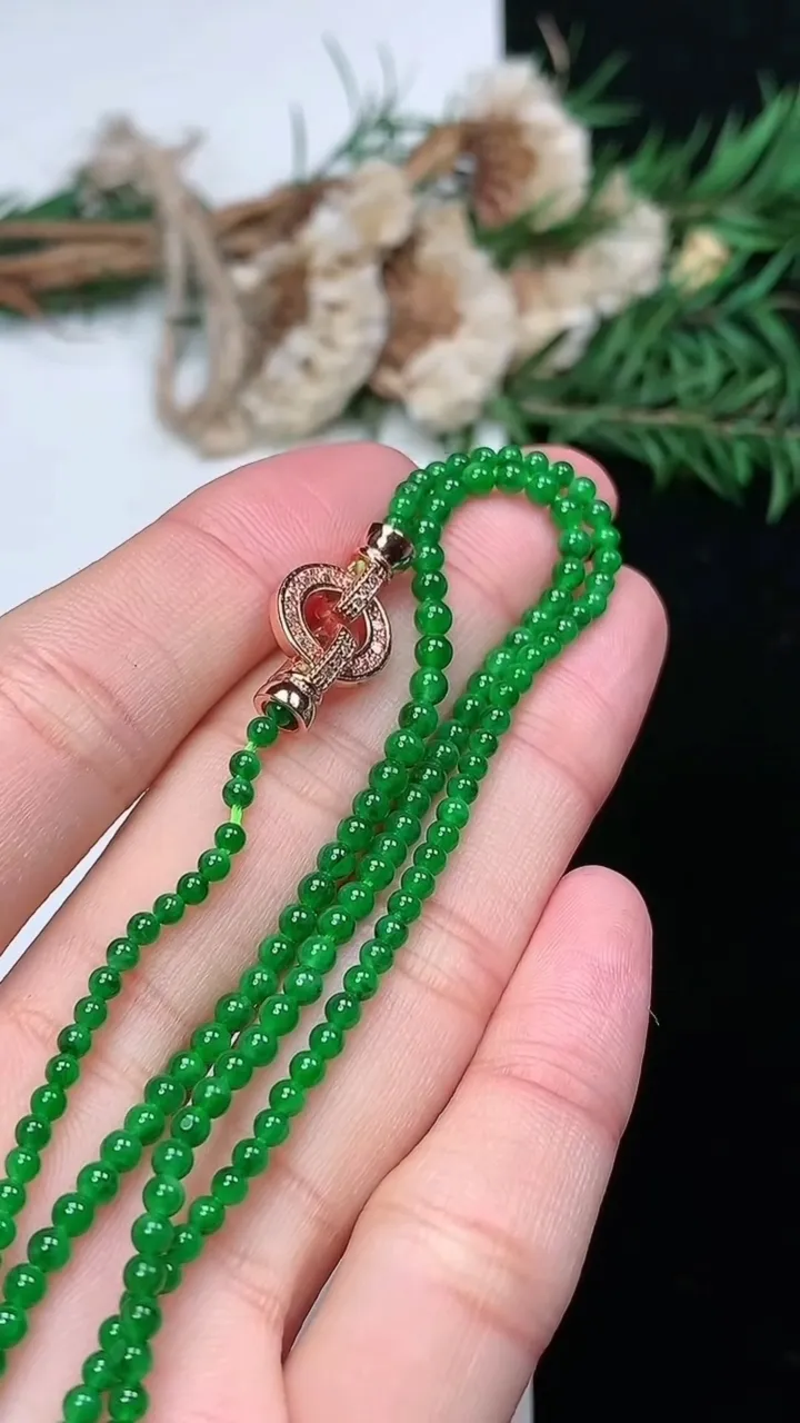 天然A货翡翠小米珠项链，尺寸2.4-226颗，重量:7.34g1月27日
工厂直销收藏佳品,种好水足，色泽均匀，有种有色，上手高大气！