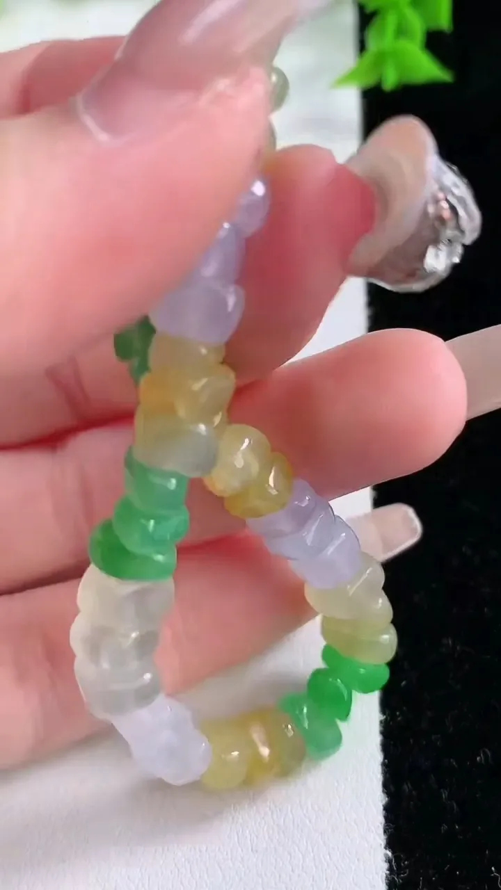 天然A货翡翠三彩原石手串，尺寸6.3-3.4颗，重量:15.75g1月27日
工厂直销收藏佳品,种好水足，色泽均匀，有种有色，上手高大气！