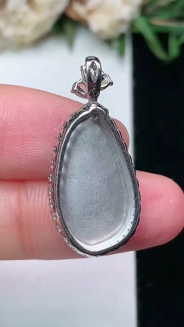 天然A货翡翠金枝玉叶 叶子吊坠，尺寸27.4-12.6-6，裸石18.8-10，重量:2.97g
1月27日