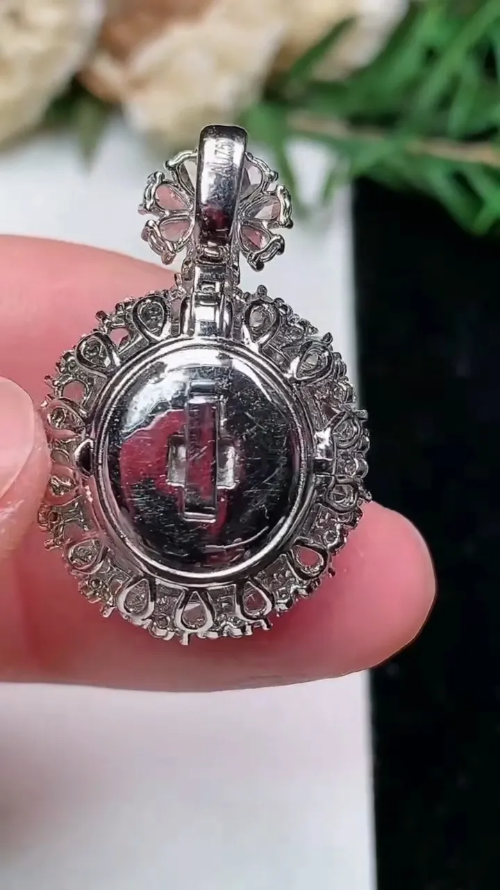 天然A货翡翠蛋面吊坠，尺寸28-18.9-14，裸石13.5-12，重量:8.05g
1月27日