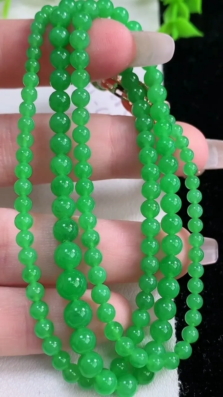天然A货翡翠圆珠项链，尺寸5.8-136颗，重量:19.22g1月27日
工厂直销收藏佳品,种好水足，色泽均匀，有种有色，上手高大气！