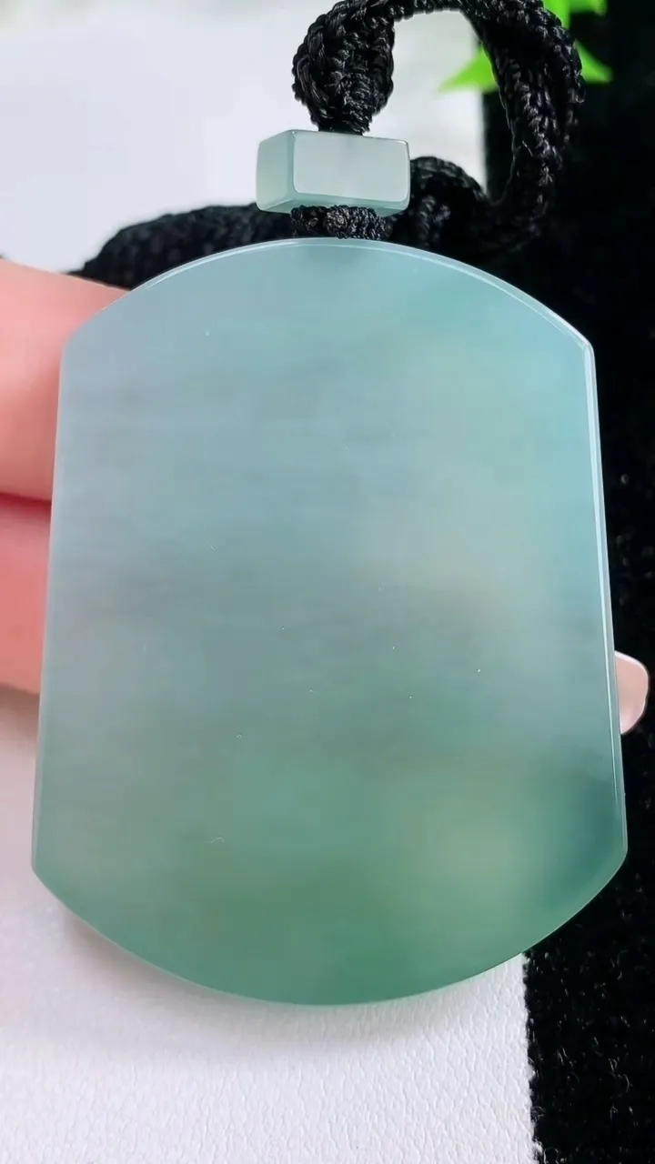 天然A货翡翠无事牌吊坠，尺寸52.7-41.3-5.8，重量:41.36g
1月27日