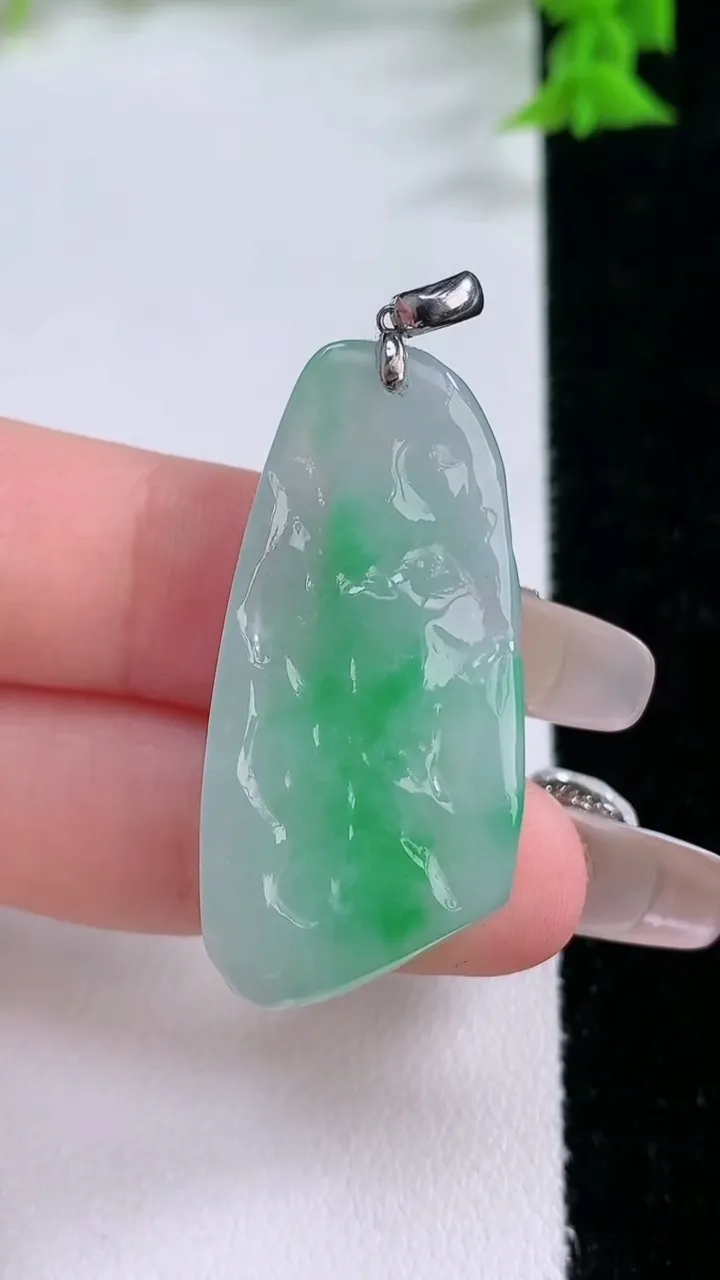 天然A货翡翠原石吊坠，尺寸36.7-17.8-6.5，重量:9.43g
1月27日