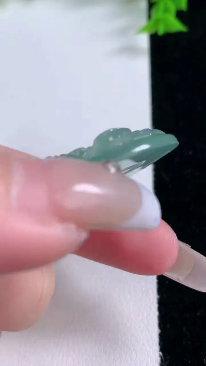 天然A货翡翠大势至菩萨吊坠，尺寸54.6-40-5.2，重量:23.14g
1月27日