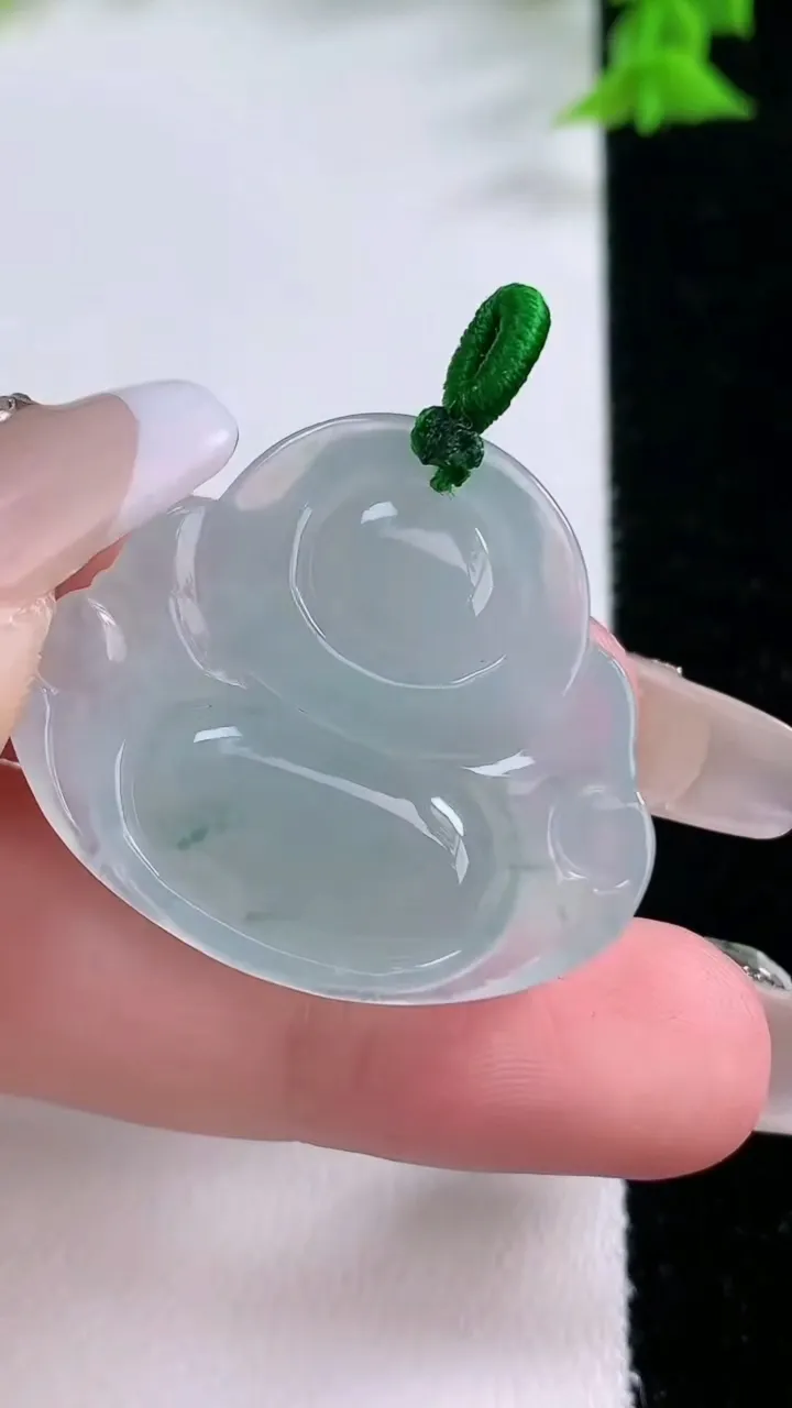 天然A货翡翠飘花佛公吊坠，尺寸27.7-31.8-6.5，重量:8.31g
1月27日