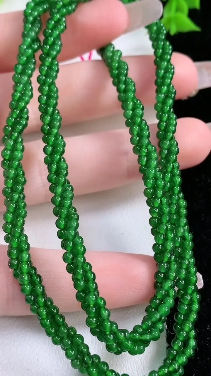 天然A货翡翠小米珠三排项链，尺寸2.5，重量:16.41g1月27日
工厂直销收藏佳品,种好水足，色泽均匀，有种有色，上手高大气！