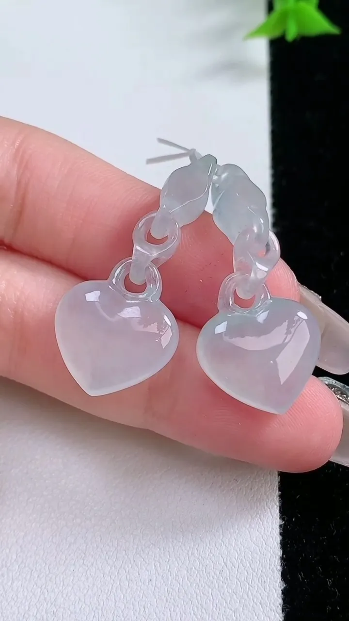 天然A货翡翠爱心吊坠一对，尺寸15.8-15.4-5.7，重量:7.26g
1月27日