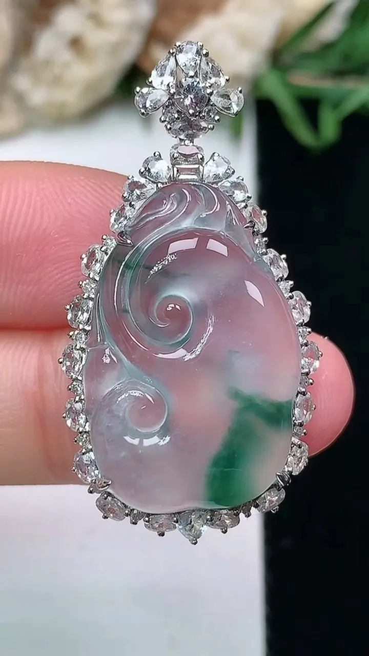 天然A货翡翠飘花如意吊坠，尺寸37.8-19.3-7.8，裸石24.5-16，重量:5.55g
1月