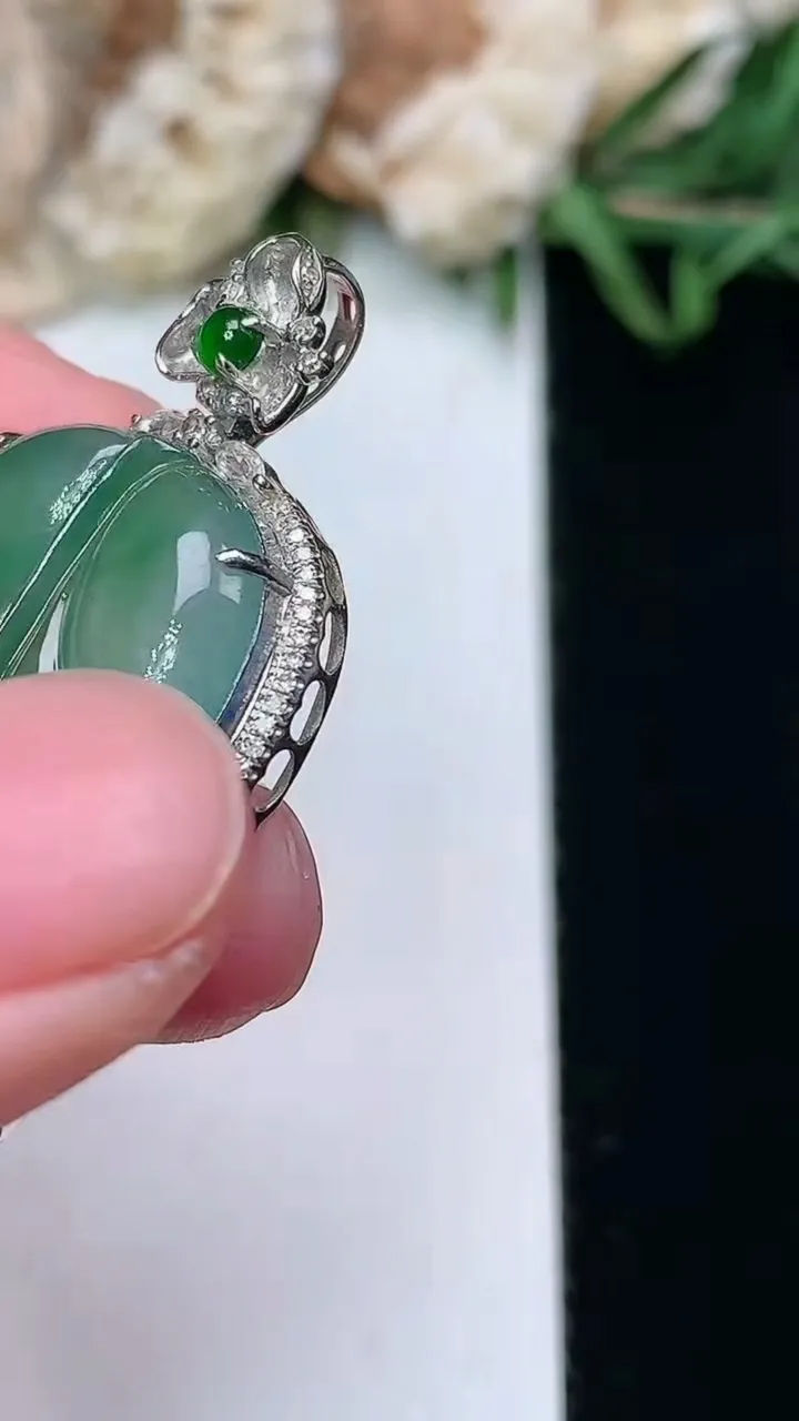 天然A货翡翠金枝玉叶 叶子吊坠，尺寸40.2-19.9-7，裸石29.5-18，重量:5.55g
1月27日