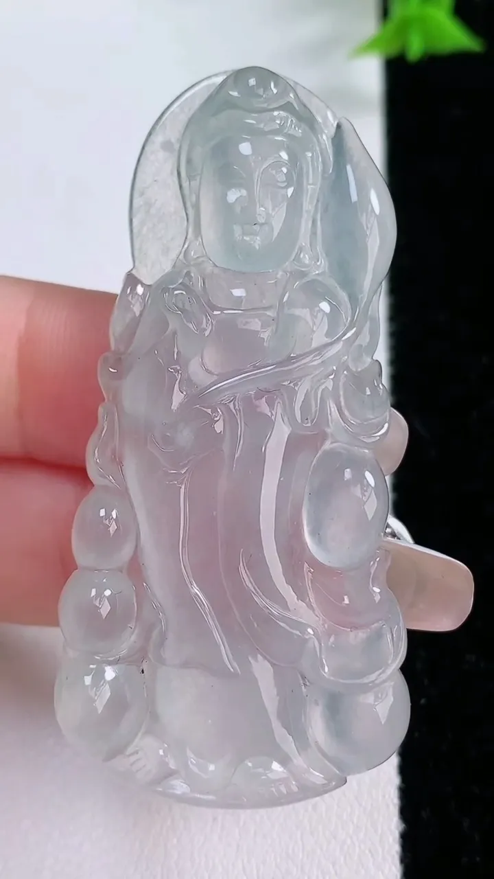 天然A货翡翠种白冰大势至菩萨吊坠，尺寸58.5-26.8-6.3，重量:18.63g
1月27日