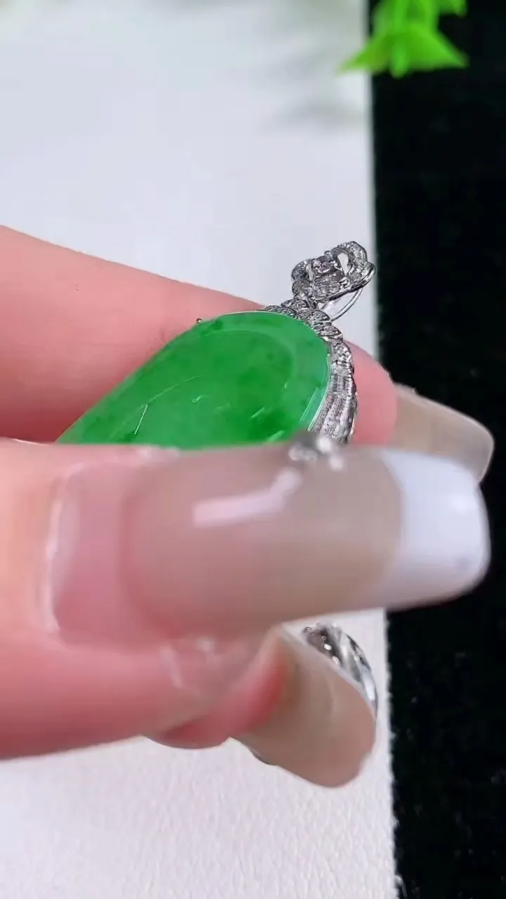 天然A货翡翠如意吊坠，尺寸40.6-22.5-5.5，裸石28.7-20.6重量:4.14g
1月27日