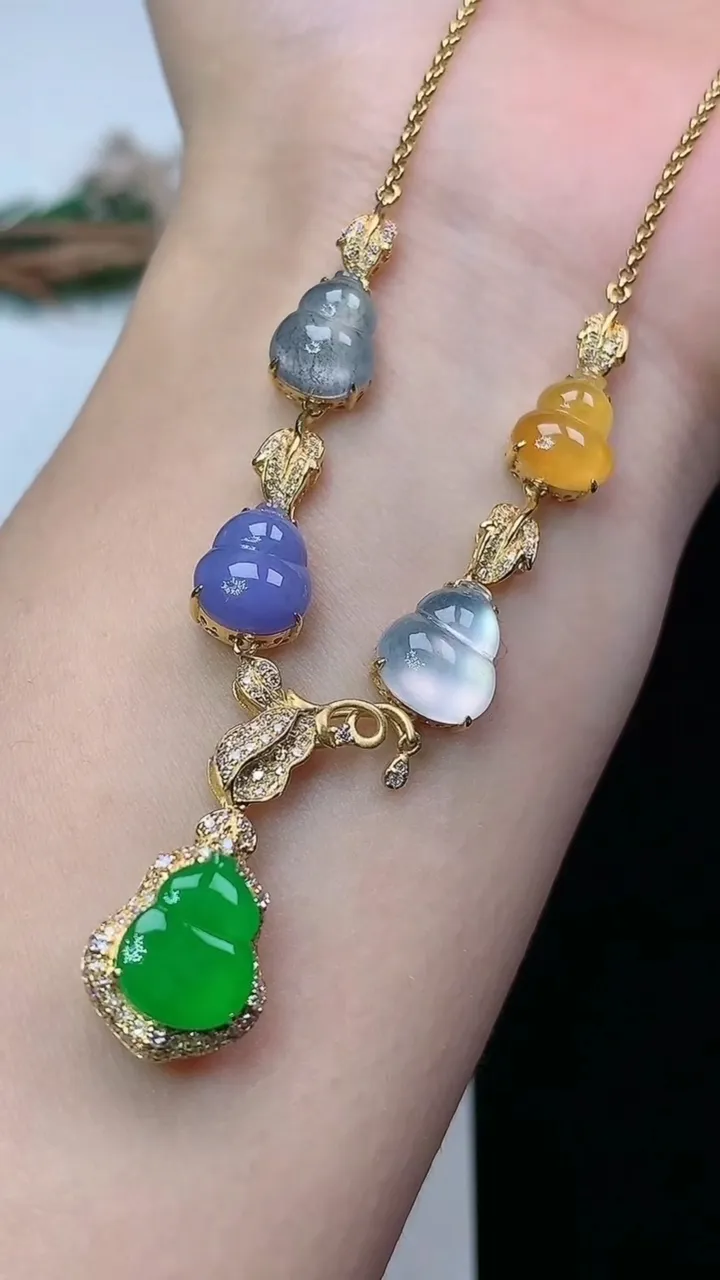 天然A货翡翠四彩葫芦项链，尺寸10.2-8，重量:9.75g
1月27日