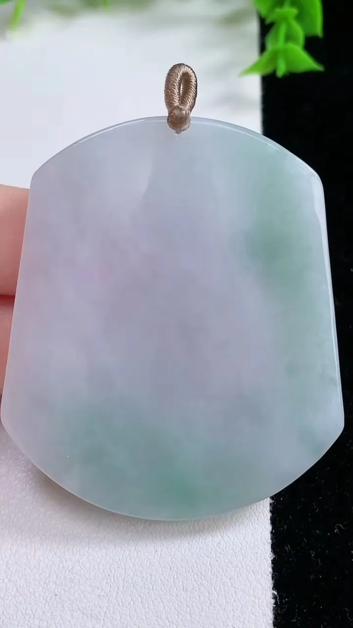 天然A货翡翠大势至菩萨吊坠，尺寸56.4-48.4-5.3，重量:29.60g
1月27日