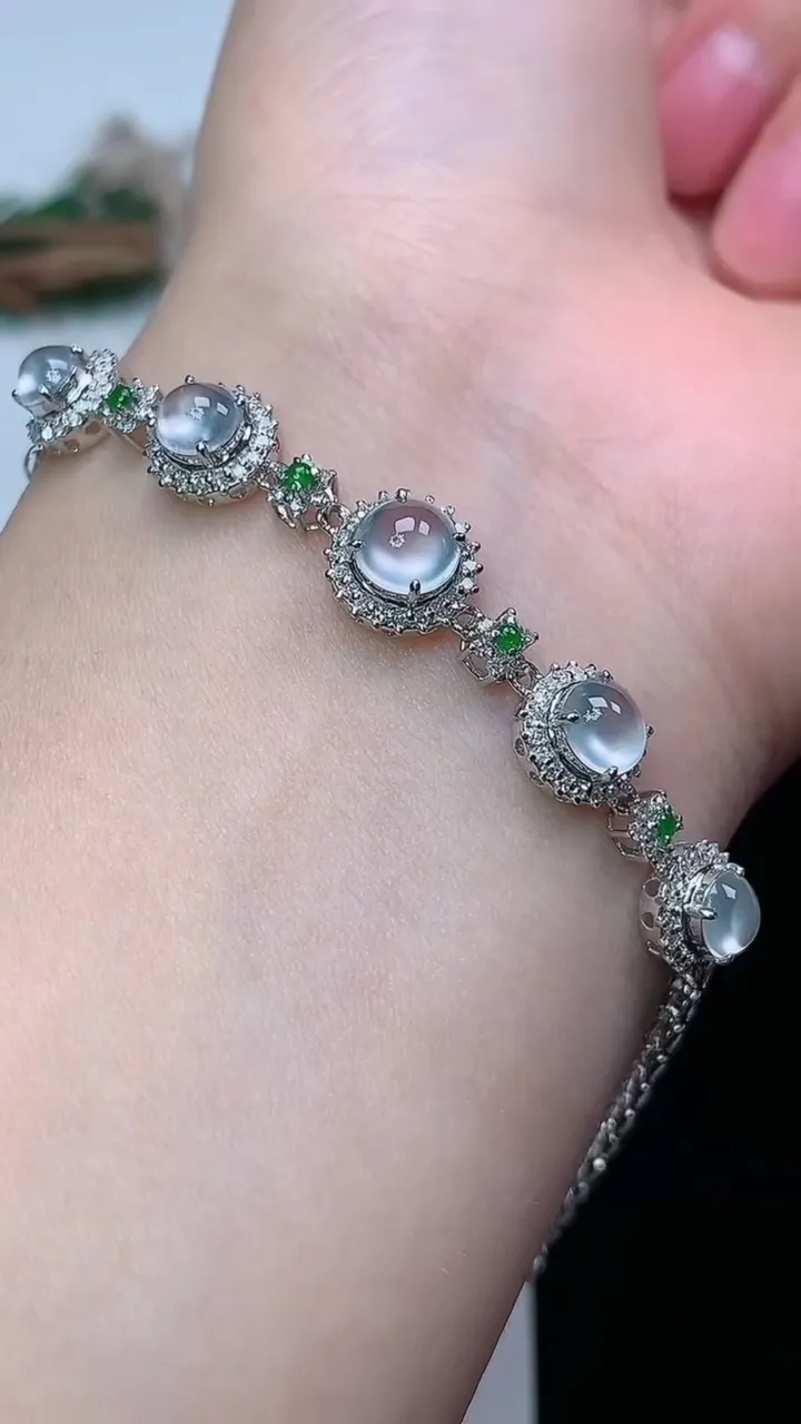 天然A货翡翠白冰蛋面手链，尺寸5.8，重量:6.03g
1月27日