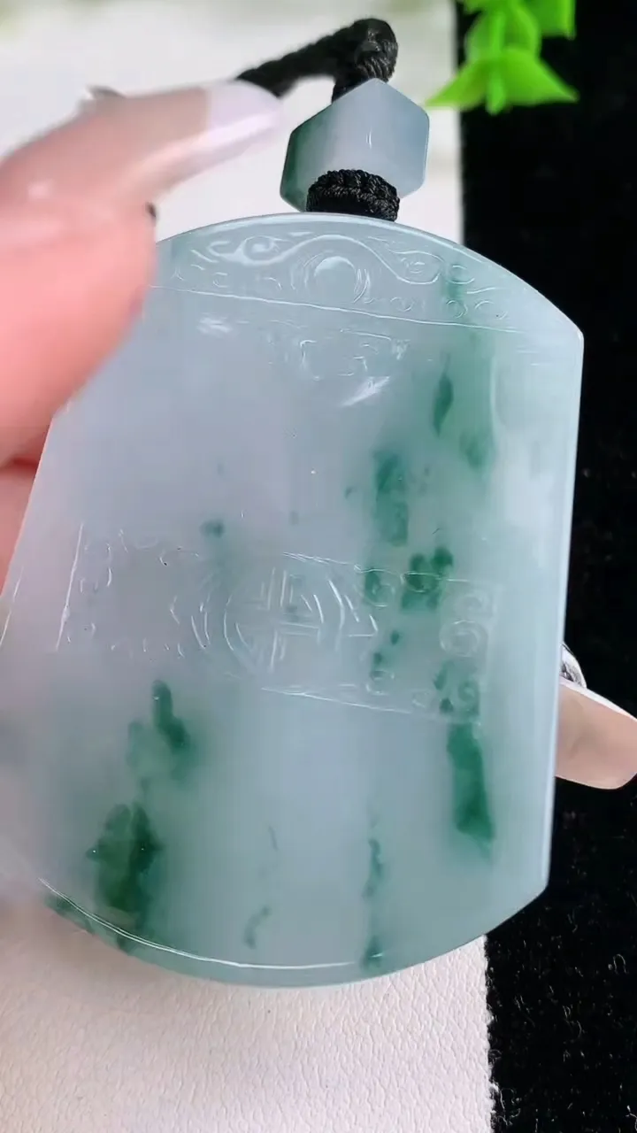 天然A货翡翠飘花仿古无事牌吊坠，尺寸54-40.7-5.7，重量:42.01g
1月27日