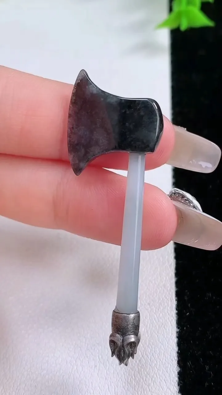 天然A货翡翠墨翠斧头吊坠，尺寸53.8-18-6.4，重量:5.60g
1月27日