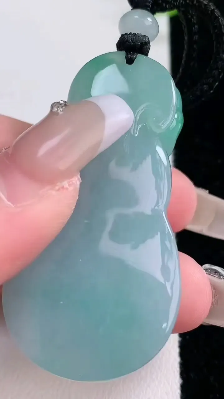 天然A货翡翠葫芦吊坠，尺寸52.2-26.7-12.5，重量:36.10g
1月27日