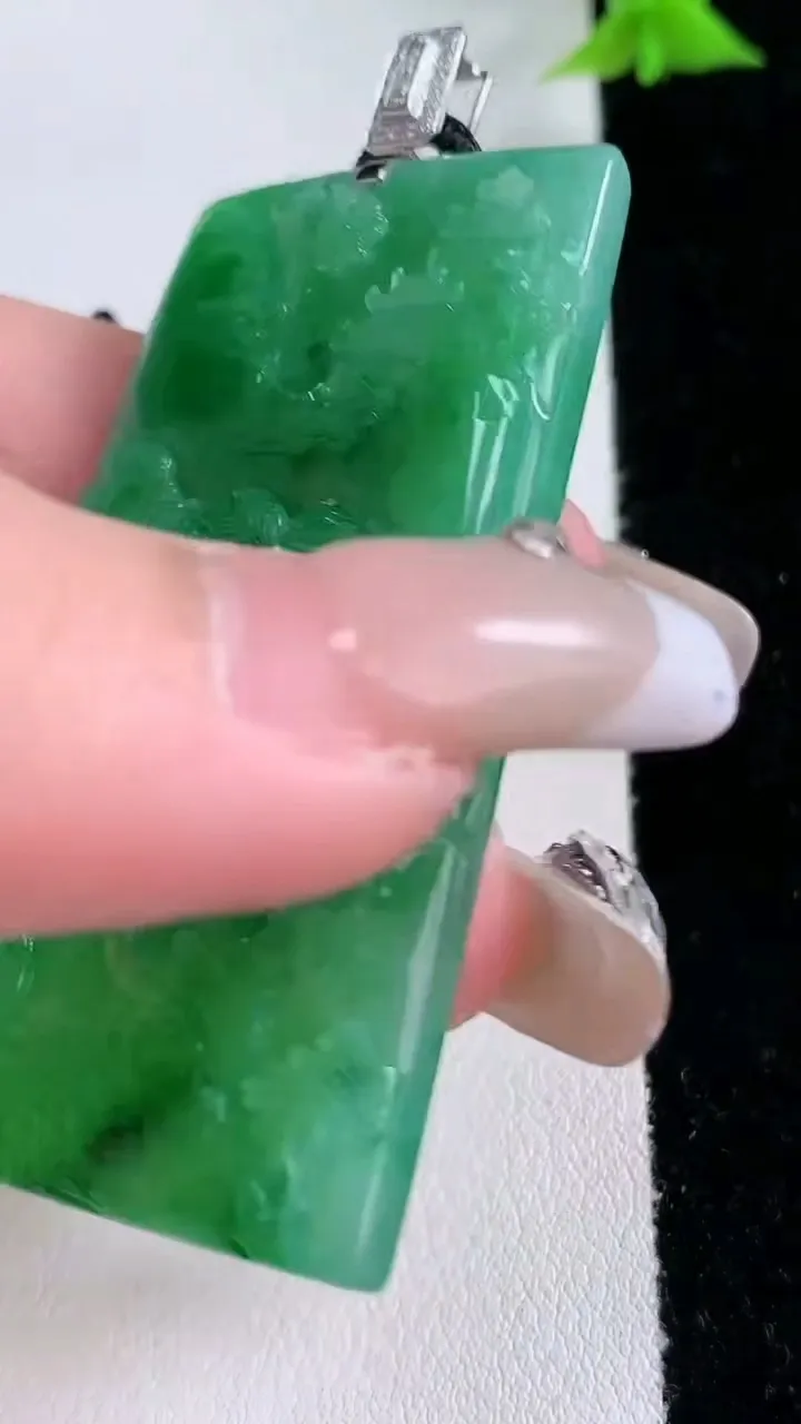 天然A货翡翠山水牌吊坠，尺寸56.2-32.3-5.7，重量:31.82g
1月27日