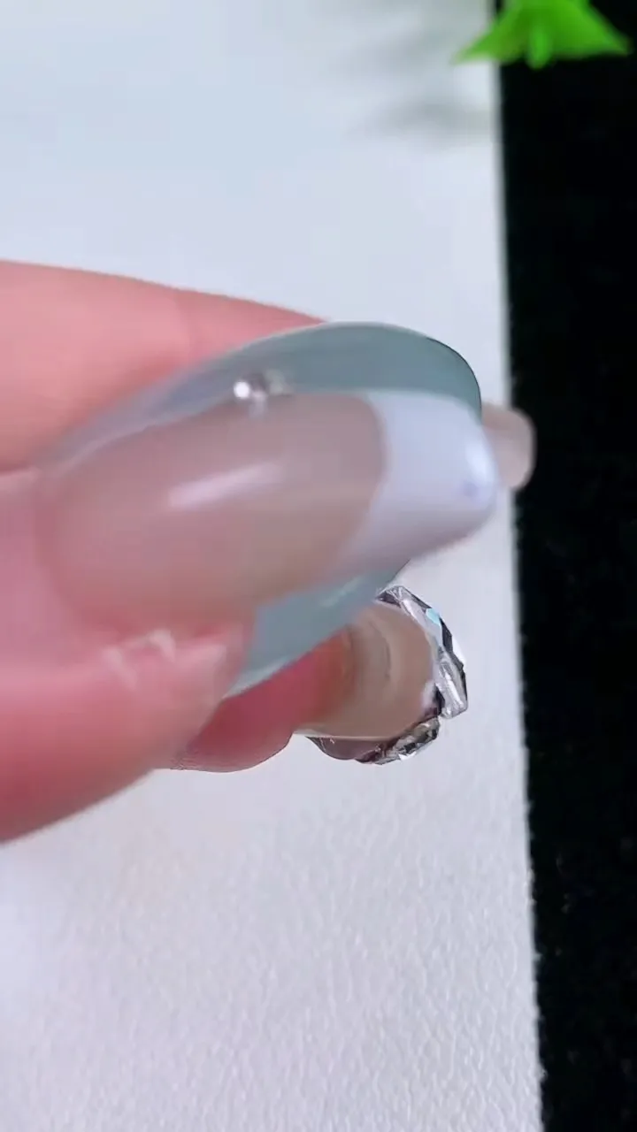 天然A货翡翠种飘花平安扣吊坠，尺寸36-6，重量:17.76g
1月27日