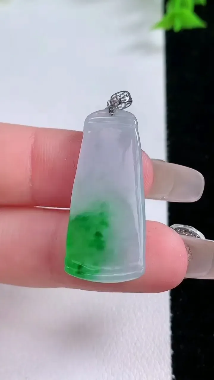 天然A货翡翠节节高升 竹节吊坠，尺寸31-13.7-3.8，重量:3.72g
1月27日