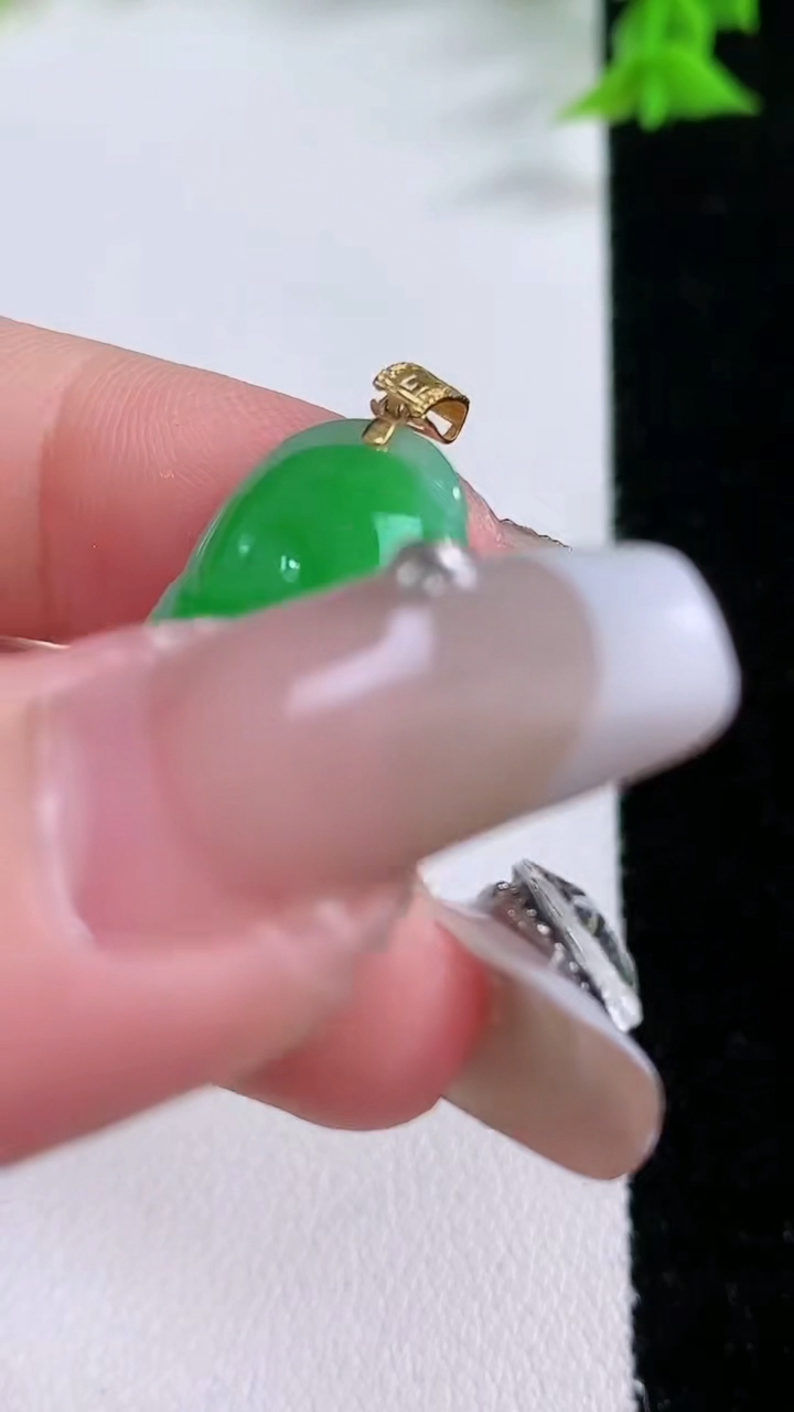 天然A货翡翠如意吊坠，尺寸25.8-15.7-4，重量:3.51g
1月27日