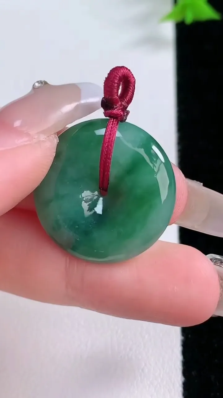 天然A货翡翠平安扣吊坠，尺寸23-5.3，重量:6.80g
1月27日