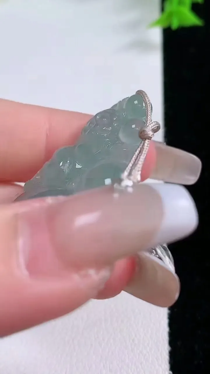 天然A货翡翠生肖猴吊坠，尺寸39.8-22.8-5.2，重量:7.37g
1月27日