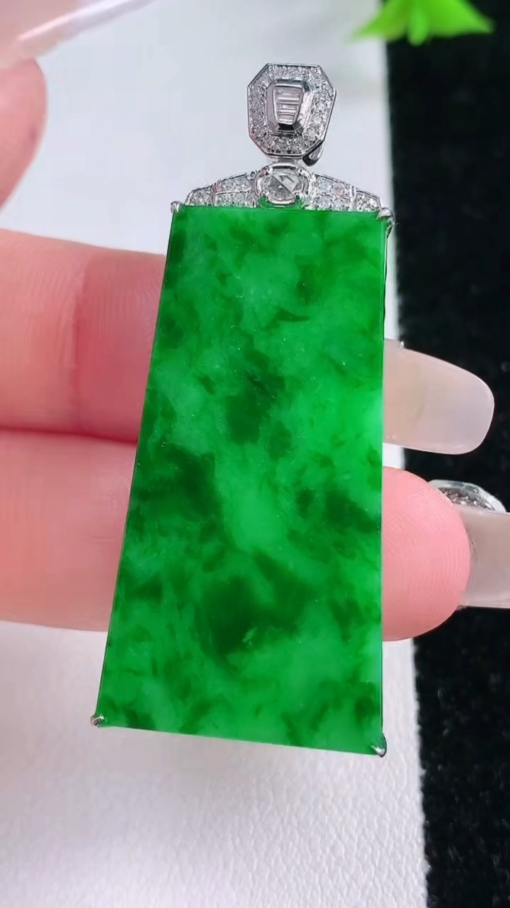 天然A货翡翠无事牌吊坠，尺寸47.7-37.5-18-4.8，重量:6.75g
1月27日