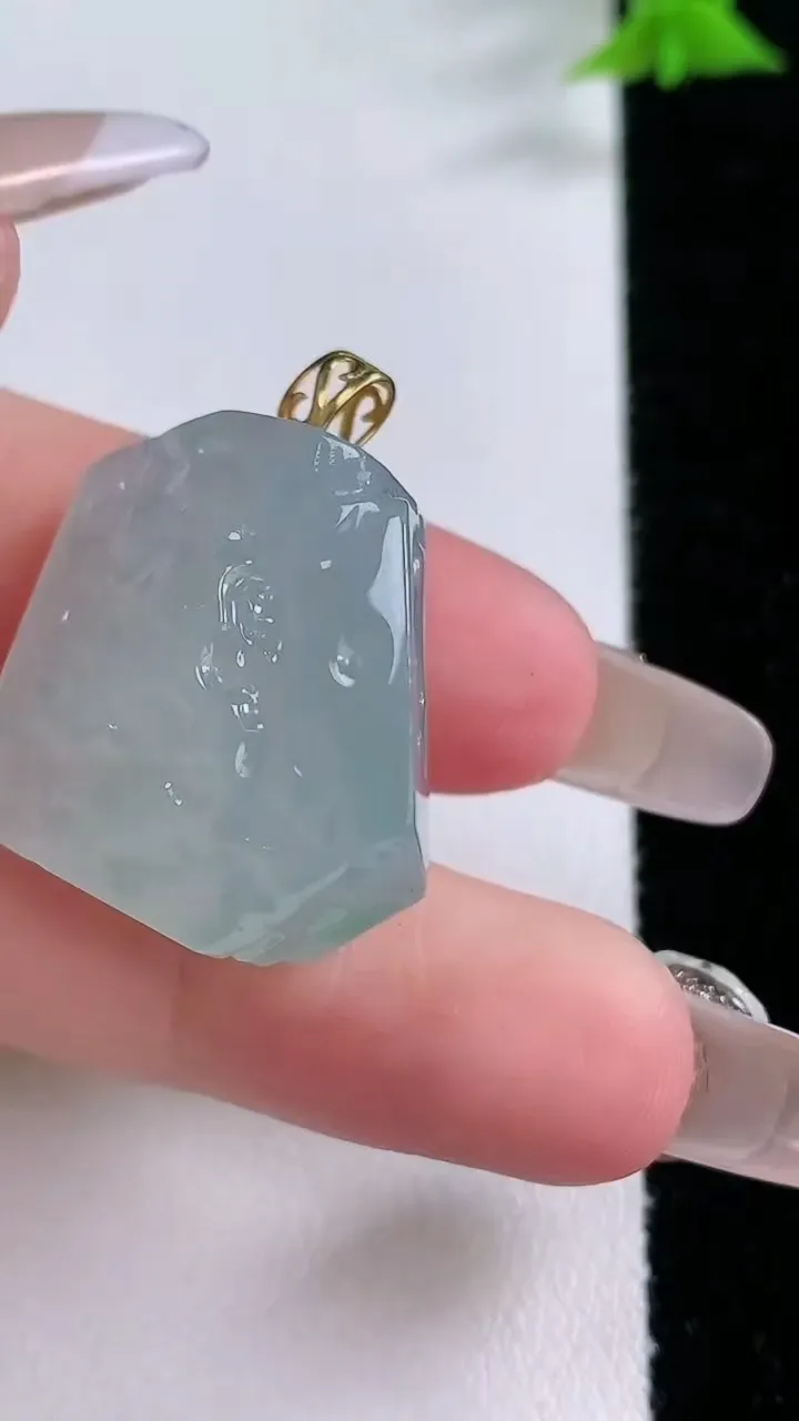 天然A货翡翠原石吊坠，尺寸24.6-22.8-12.5，重量:13.38g
1月27日