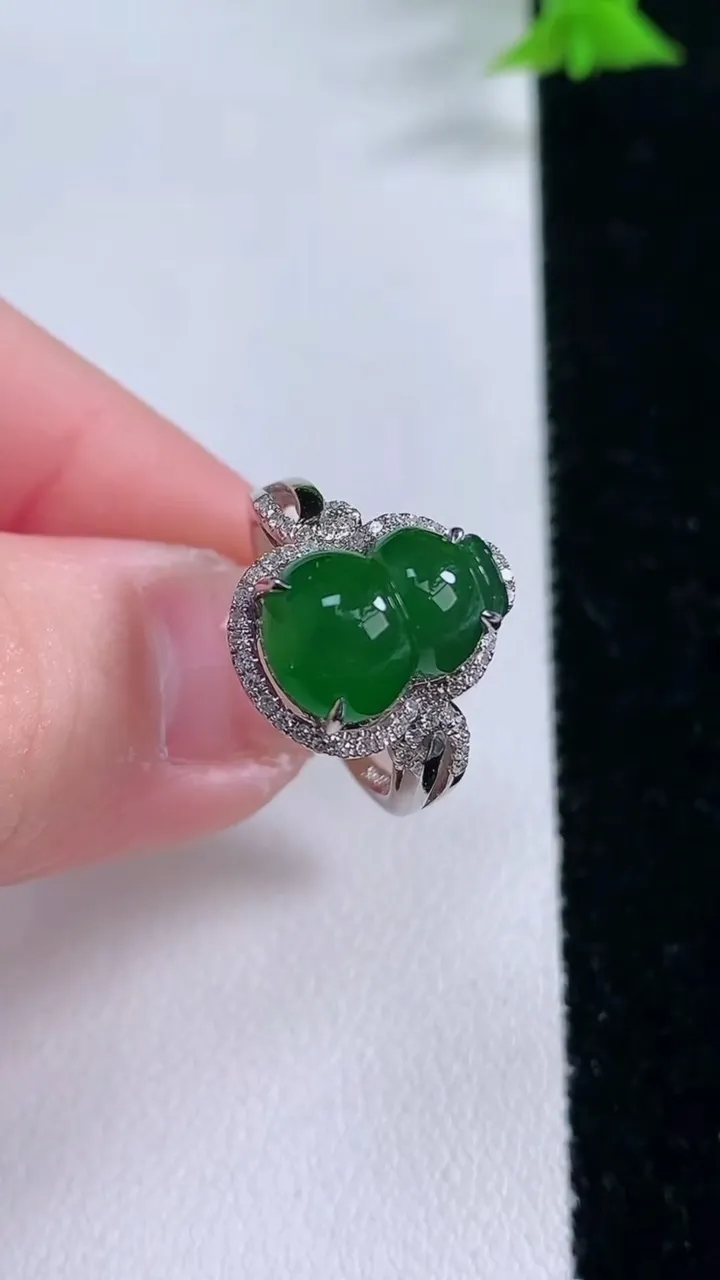 天然A货翡翠葫芦戒指，尺寸17.3-12-7.8-8，重量:4.48g2026年1月27日
工厂直销收藏佳品,种好水足，色泽均匀，有种有色，上手高大气！